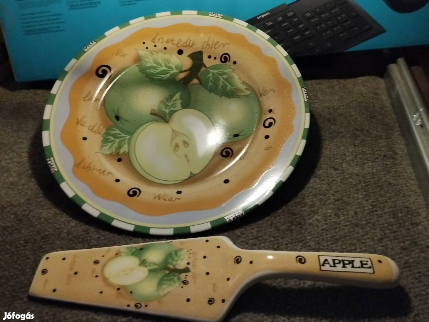 Pizzatányér tortatányér tortalapáttal.